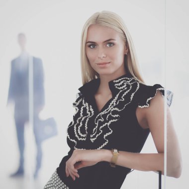 İş kadını ofiste ön planda duran