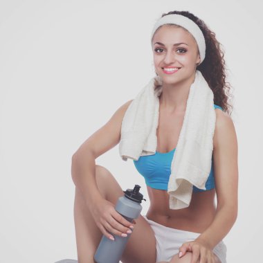 Genç kadın egzersizleri yapıyor. Beyaz arka plan üzerinde izole