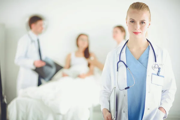 Woman doctor standing with folder at hospital — Stock Photo, Image