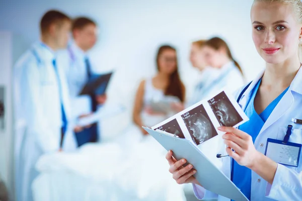 Surgeon and doctor analyzing x-ray together in medical office — Stock Photo, Image