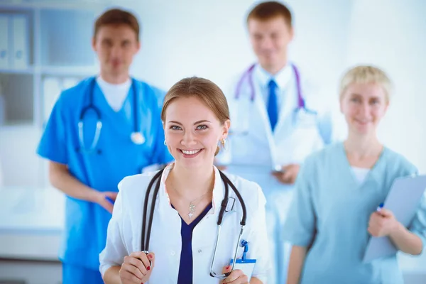 Приваблива жінка-лікар перед медичною групою — стокове фото