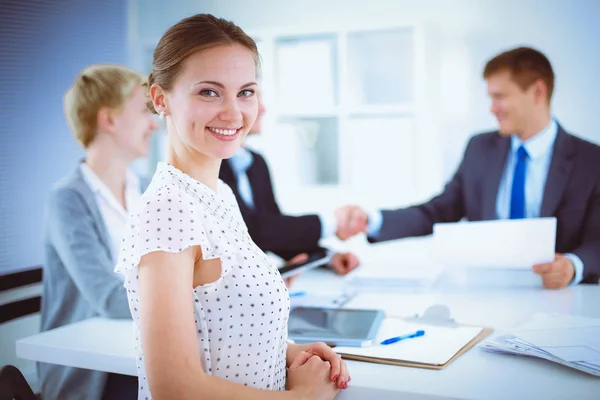 Attractive female doctor in front of medical group — Stock Photo, Image