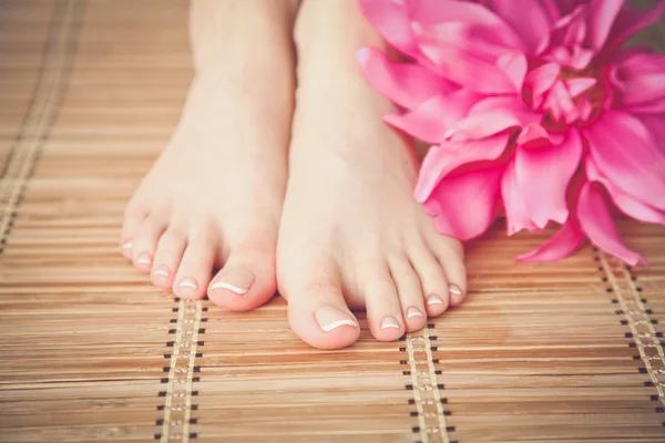 Zorg voor mooie vrouw benen op de vloer — Stockfoto