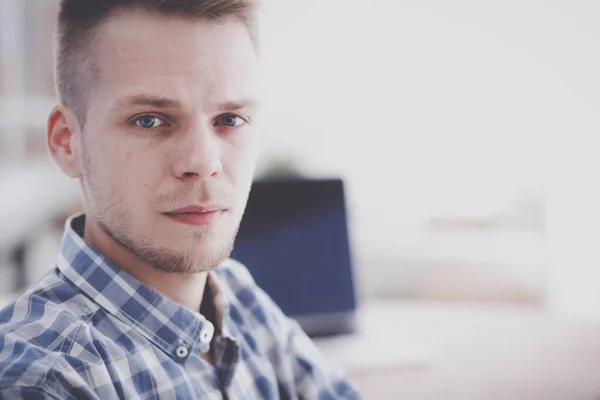 Jungunternehmer arbeitet im Büro, sitzt am Schreibtisch — Stockfoto