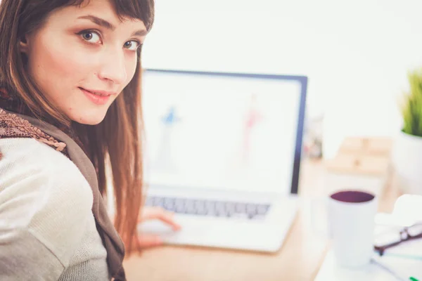 Portrait d'une jolie créatrice de mode assise au bureau — Photo