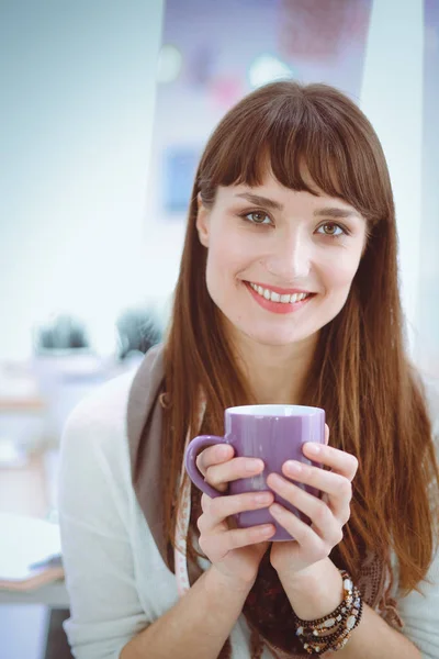 Designer de moda feminina com xícara de café — Fotografia de Stock