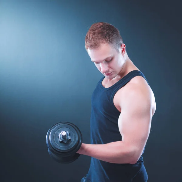 Bonito homem musculoso trabalhando com halteres — Fotografia de Stock