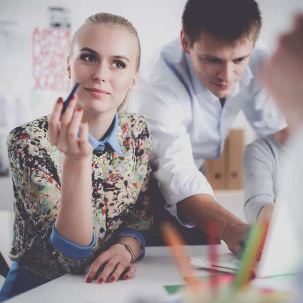 Retrato de atractiva diseñadora femenina en la oficina — Foto de Stock