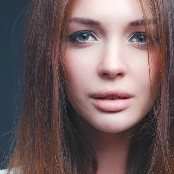 Retrato de una mujer hermosa, aislada sobre fondo negro — Foto de Stock