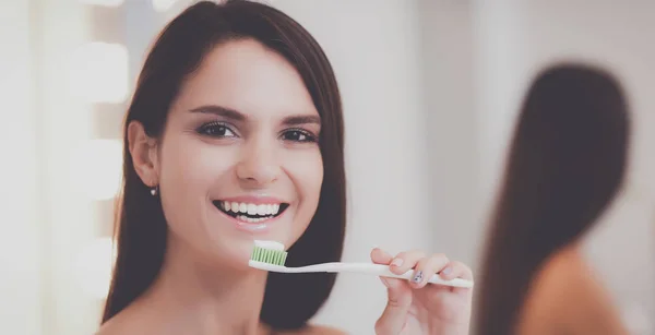 Retrato de una joven limpiándose los dientes — Foto de Stock