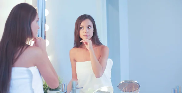 Portrait of a young girl cleaning her teeth — Stock Photo, Image