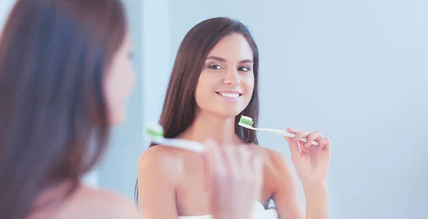 Retrato de una joven limpiándose los dientes — Foto de Stock