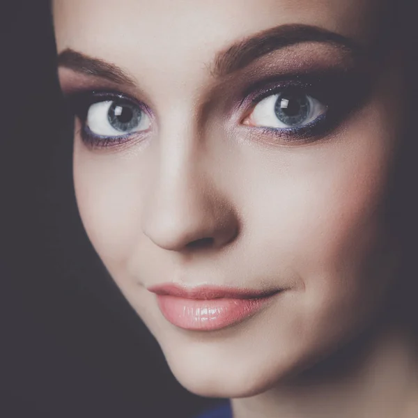 Studio záběr krásná mladá žena nosí profesionální make-up — Stock fotografie