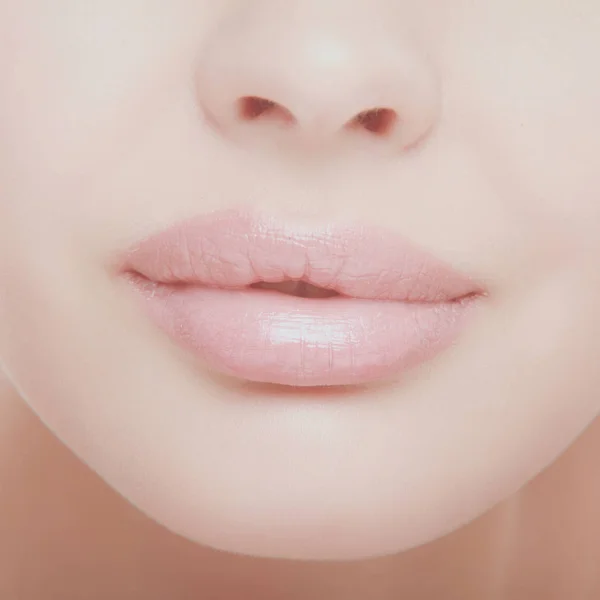 Närbild porträtt av ung kvinna med vackra läppar — Stockfoto