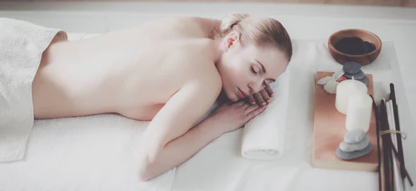 Mooie jonge vrouw krijgen spa massage, liggend op salon — Stockfoto