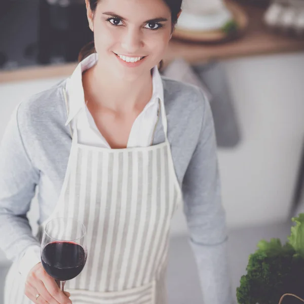 Bella donna bere un po 'di vino a casa in cucina — Foto Stock