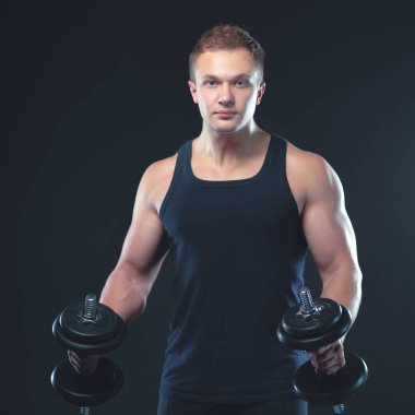 yakışıklı kaslı adam dumbell ile çalışma dışarı