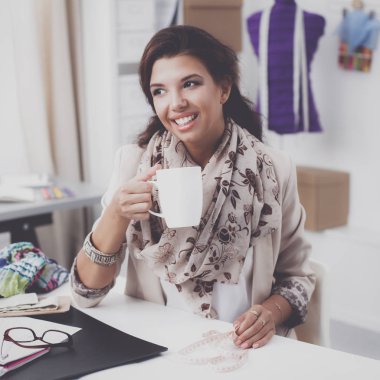 Genç kız bir hamakta yaz aylarında dinlenme