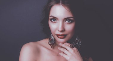 Kadından profesyonel makyaj yapan sanatçı.