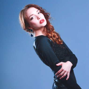 Siyah elbiseli, akşam makyajlı güzel bir kadın.