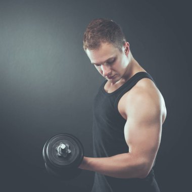 yakışıklı kaslı adam dumbell ile çalışma dışarı