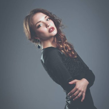 İş adamları toplantıda, ofiste oturup tartışıyorlar.