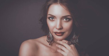 Siyah elbiseli, akşam makyajlı güzel bir kadın.