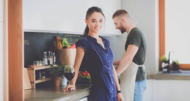 Mutfakta yemek yaparken şarap içme Çift