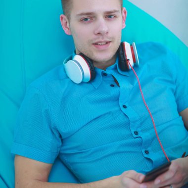 Adam evde kulaklık ile müzik dinleme