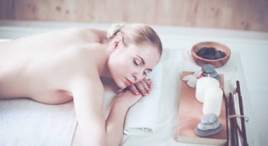 Güzel genç bir kadın masaj yaptırıyor, kuaförde yatıyor.