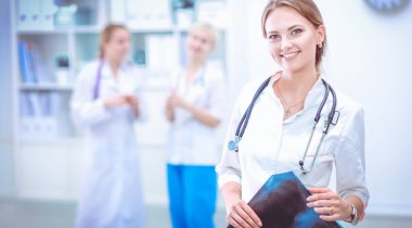 Kadın doktor hastanede duruyor.