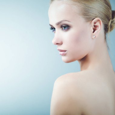 Genç kadın bikini ayakta