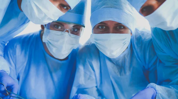 Equipe de cirurgia jovem na sala de cirurgia — Fotografia de Stock