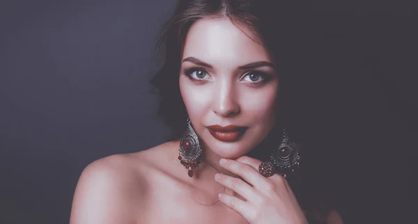 Künstlerin macht professionelles Make-up für Frauen — Stockfoto