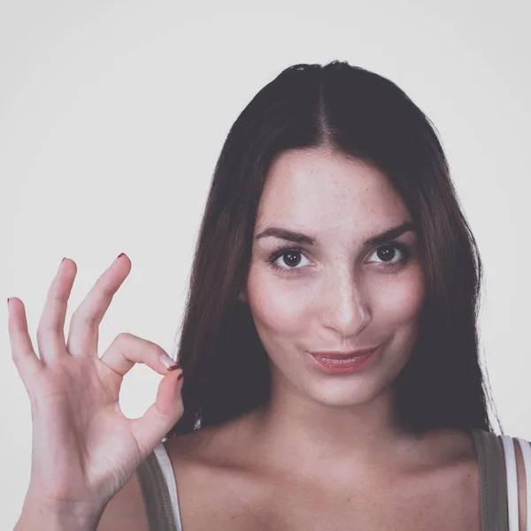 Glad ung kvinna visar ok tecken med fingrarna — Stockfoto