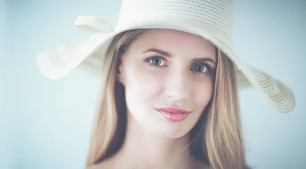 Retrato de modelo hermoso en sombrero, aislado sobre fondo blanco — Foto de Stock