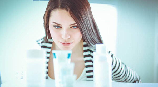 Красивая молодая женщина в магазине
