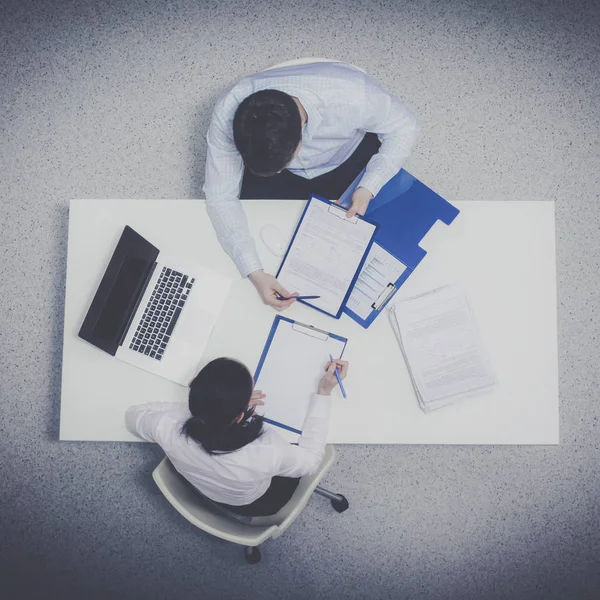 Geschäftsleute sitzen und diskutieren bei Besprechungen, im Büro — Stockfoto