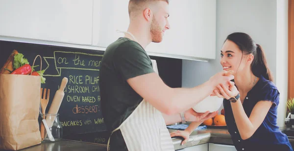 Coppia di cucina insieme nella loro cucina a casa — Foto Stock