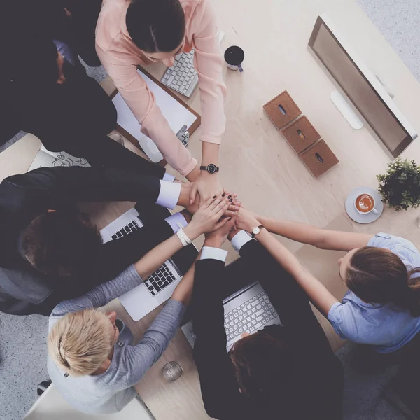 Equipo empresarial con las manos juntas - conceptos de trabajo en equipo — Foto de Stock