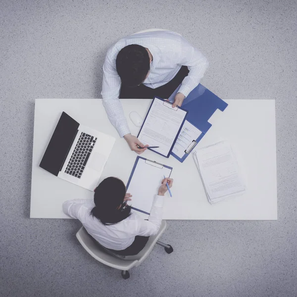 Geschäftsleute sitzen und diskutieren bei Besprechungen, im Büro — Stockfoto