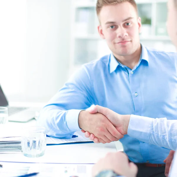 Gente de negocios sentada y discutiendo en la reunión, en la oficina — Foto de Stock