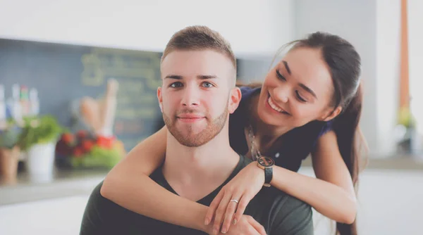 Vackra unga par har roligt i köket hemma — Stockfoto