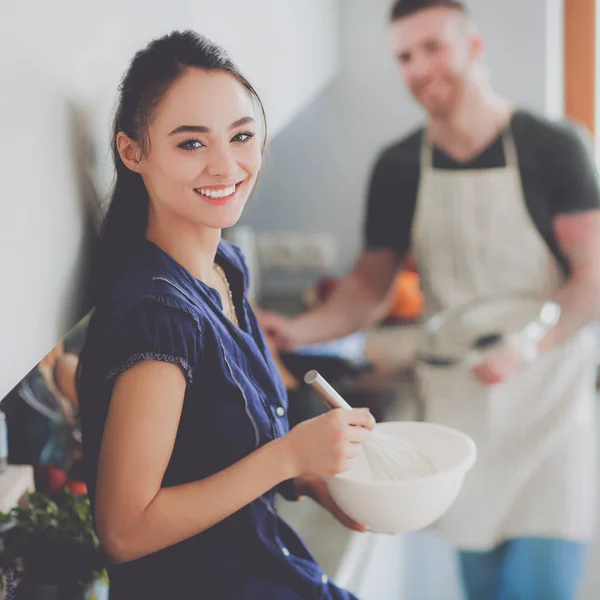 Paar koken samen in hun keuken thuis — Stockfoto