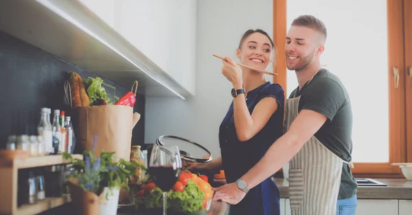 夫婦は自宅のキッチンで一緒に料理をする — ストック写真