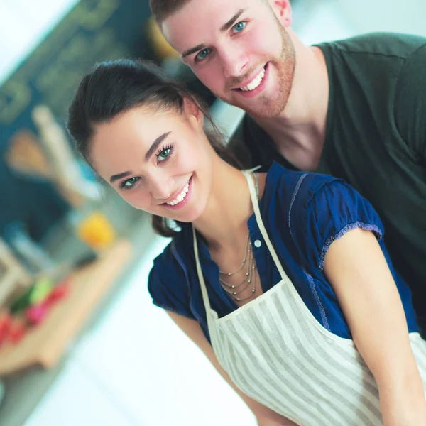 Pareja joven preparó pastel de pie en la cocina — Foto de Stock