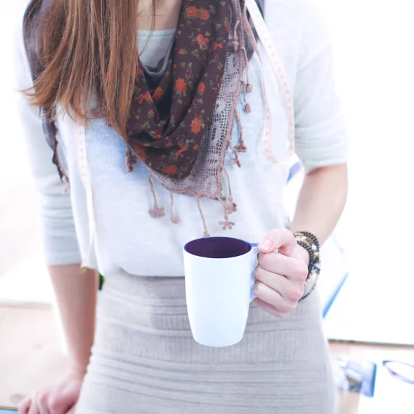 一杯のコーヒーで女性ファッション ・ デザイナー — ストック写真