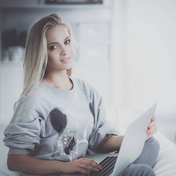 Jovem mulher bonita usando um computador portátil em casa — Fotografia de Stock