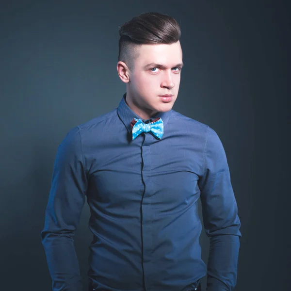 Studio Mode Porträt junger Mann — Stockfoto