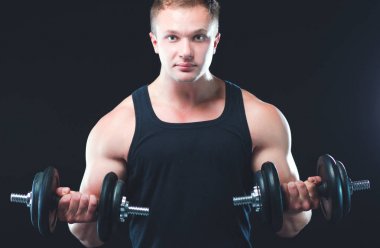 yakışıklı kaslı adam dumbell ile çalışma dışarı